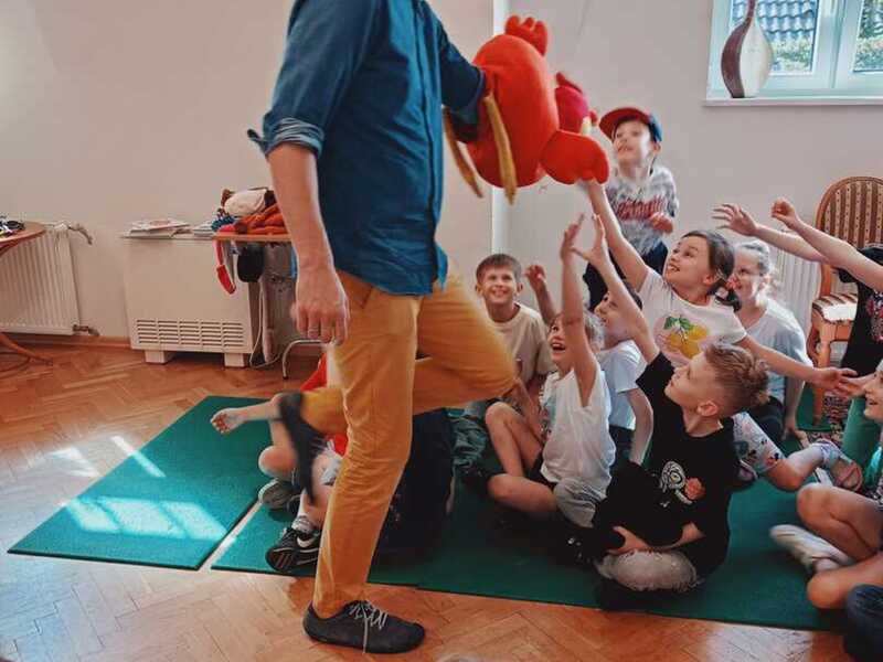 Pan Poeta przedstawiający swoją kurę dzieciom