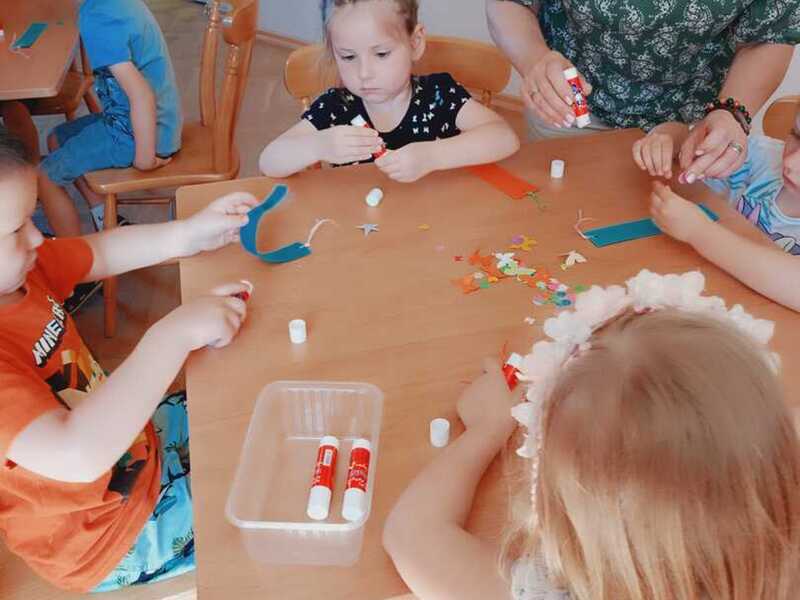 Dzieci wykonują swoje zakładki do książek