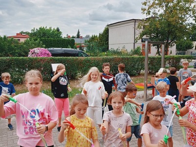 Grupa dzieci puszczająca bańki mydlane