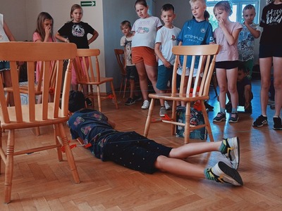 Grupa dzieci bawiąca się w grę na czas
