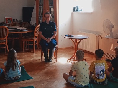 Pani policjantka rozmawia z dziećmi
