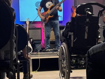 Krzysztof Ścierański na scenie z gitarą