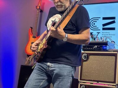 Krzysztof Ścierański z gitarą na scenie