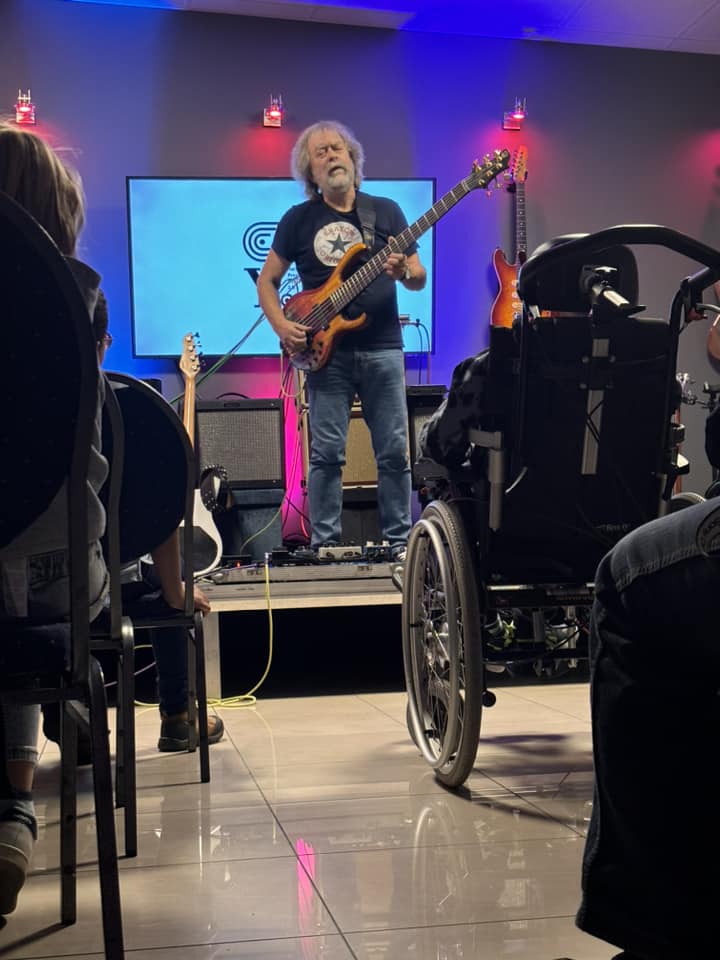 Krzysztof Ścierański na scenie z gitarą