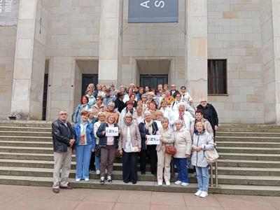 Grupa seniorów przed Muzeum Narodowym