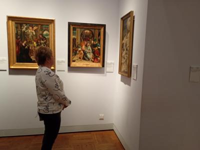 Pani która ogląda obraz w Muzeum Narodowym