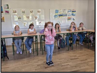 Dziewczynka na zajęciach teatralnych