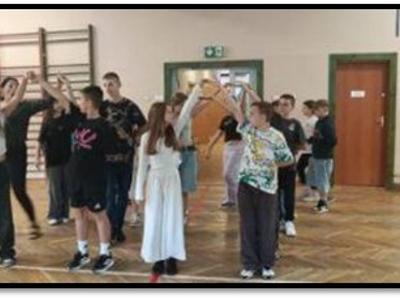 Grupa dzieci ćwiczących taniec