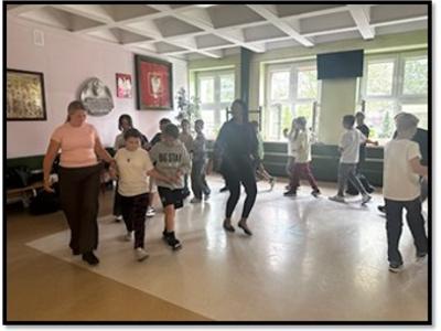 Grupa dzieci na zajęciach teatralnych