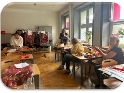 Nauczyciele przygotowujący stroje