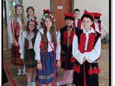 Grupa dzieci ubranych w stroje ludowe przed występem