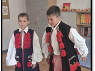Chłopcy ubrani w stroje ludowe przed występem