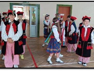 Grupa dzieci ubranych w stroje ludowe przed występem