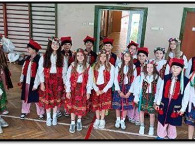 Grupa dzieci ubranych w stroje ludowe przed występem