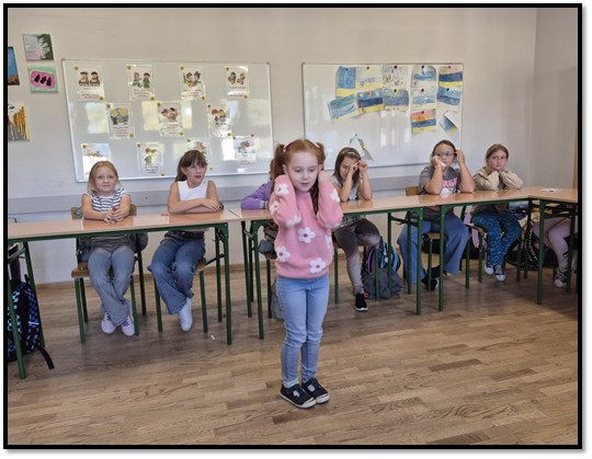 Dziewczynka na zajęciach teatralnych