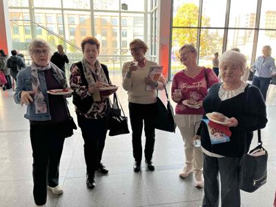 Grupa słuchaczy AWD przy degustacji