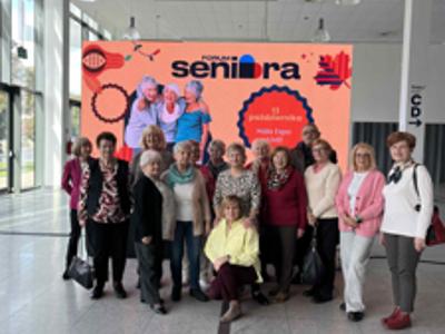 Grupa słuchaczy AWD przy plakacie informacyjnym forum seniora