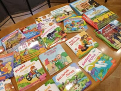 Książki autora wystawione na stoliku