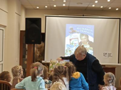 Autor pokazuje dziecią książkę