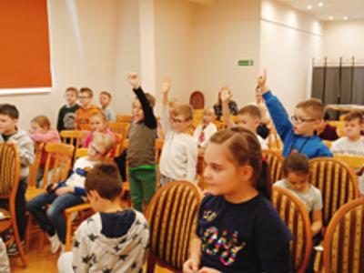Grupa dzieci biorących udział w spotkaniu autorskim