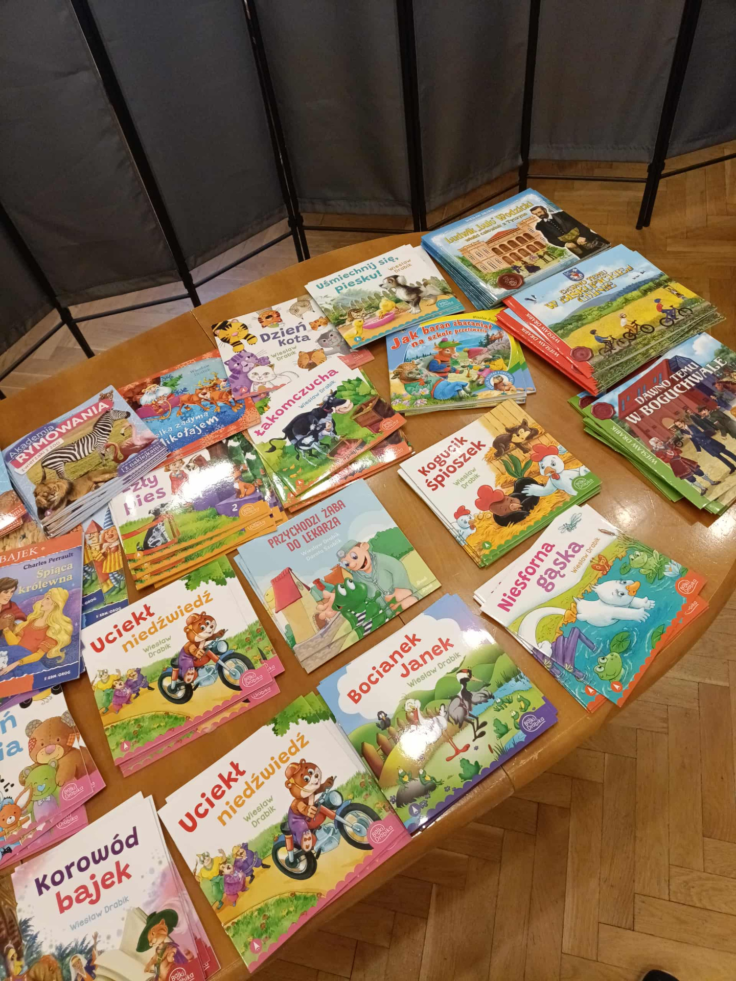 Książki autora wystawione na stoliku