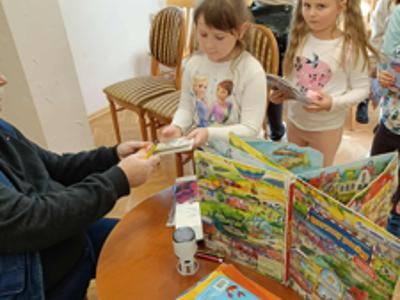 Dzieci podchodzą do autora po autograf