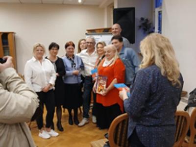 Robert Janowski pozuje z uczestnikami spotkania