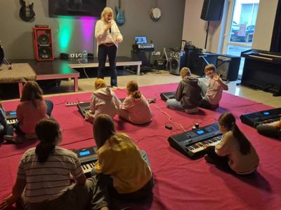 Dzieci na zajęciach z Panią Anettą Muzyczny moll