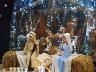 Szopka dzieci przebrane za Maryję i Józefa
