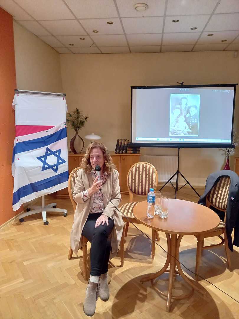 Dina Weinstein siedząca na krześle i opowiadająca swoją historię