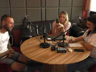 Mateusz Big Boy Borkowski gwiazdor programu  Gogglebox. Przed telewizorem podczas wywiadu z Redaktor Pauliną Nalewaj