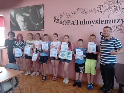 uczestnicy zajęć z trenerem Damianem Kudaką i instruktor Dorotą Jopek
