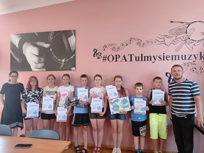 uczestnicy zajęć z trenerem Damianem Kudaką i pedagog Iloną Mroczek