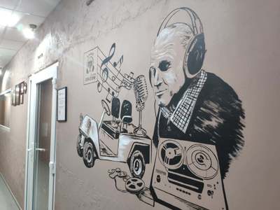 Twórca Radia Opatów Wojciech Płodowski grafika przy wejściu do Radia Opatów