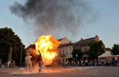 Bursztynowy Fire Show w wykonaniu Eryka Popkiewicza Jarmark Opatowski 2019