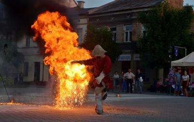 Bursztynowy Fire Show w wykonaniu Eryka Popkiewicza Jarmark Opatowski 2019