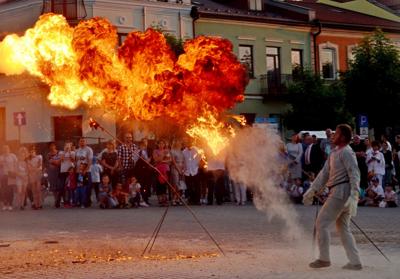 Bursztynowy Fire Show w wykonaniu Eryka Popkiewicza Jarmark Opatowski 2019