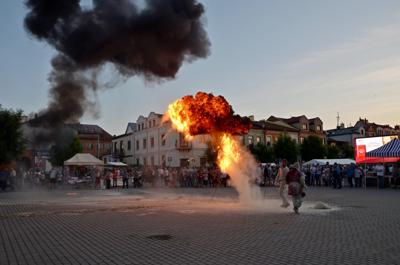 Bursztynowy Fire Show w wykonaniu Eryka Popkiewicza Jarmark Opatowski 2019