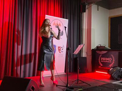 Natalia Pyszczek podczas koncertu w ostrowieckiej Primo
