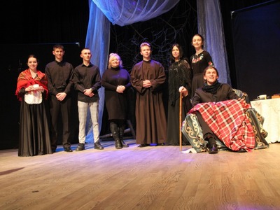Spektakl teatralny Mogiła Powstańca w wykonaniu Młodzieżowej Grupy Teatralnej "Paradoks"