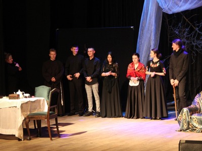 Spektakl teatralny Mogiła Powstańca w wykonaniu Młodzieżowej Grupy Teatralnej "Paradoks"