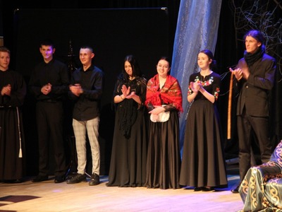 Spektakl teatralny Mogiła Powstańca w wykonaniu Młodzieżowej Grupy Teatralnej "Paradoks"