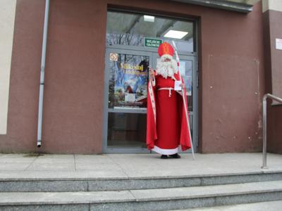 Mikołaj przy wejściu do OOK