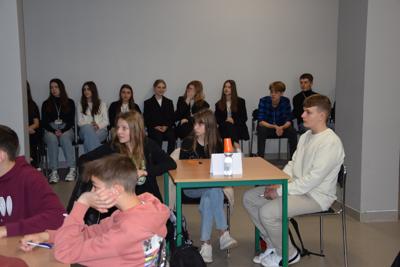 uczniowie rozwiązujący test - zdjęcie 1