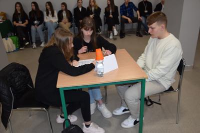 uczniowie rozwiązujący test - zdjęcie 2