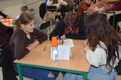 uczniowie rozwiązujący test - zdjęcie 3