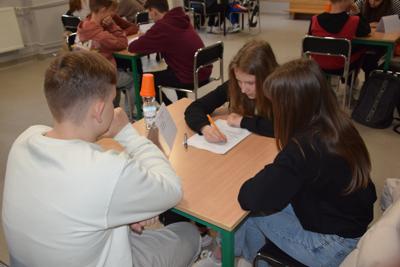 uczniowie rozwiązujący test - zdjęcie 4