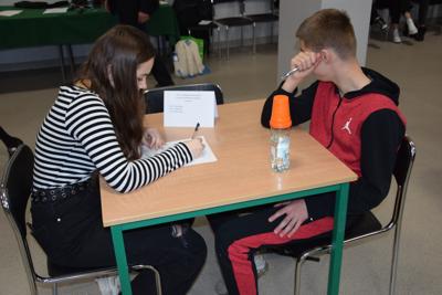uczniowie rozwiązujący test - zdjęcie 5