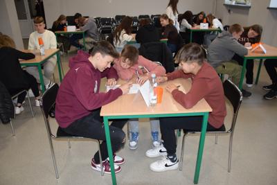 uczniowie rozwiązujący test - zdjęcie 6