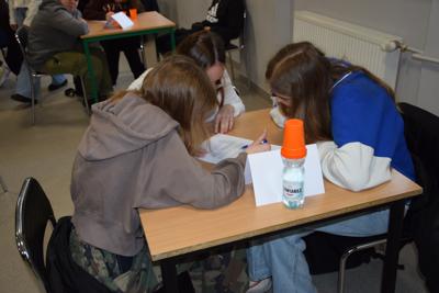 uczniowie rozwiązujący test - zdjęcie 7